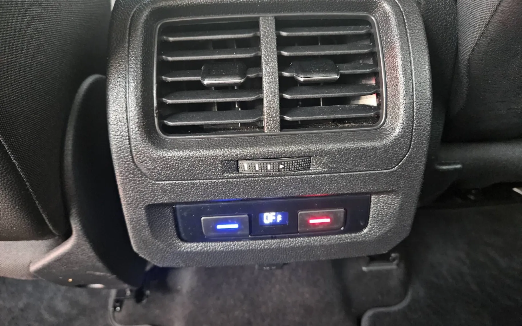 Notranja slika - Volkswagen Touran - 2.0 TDI BMT DSG - 9
