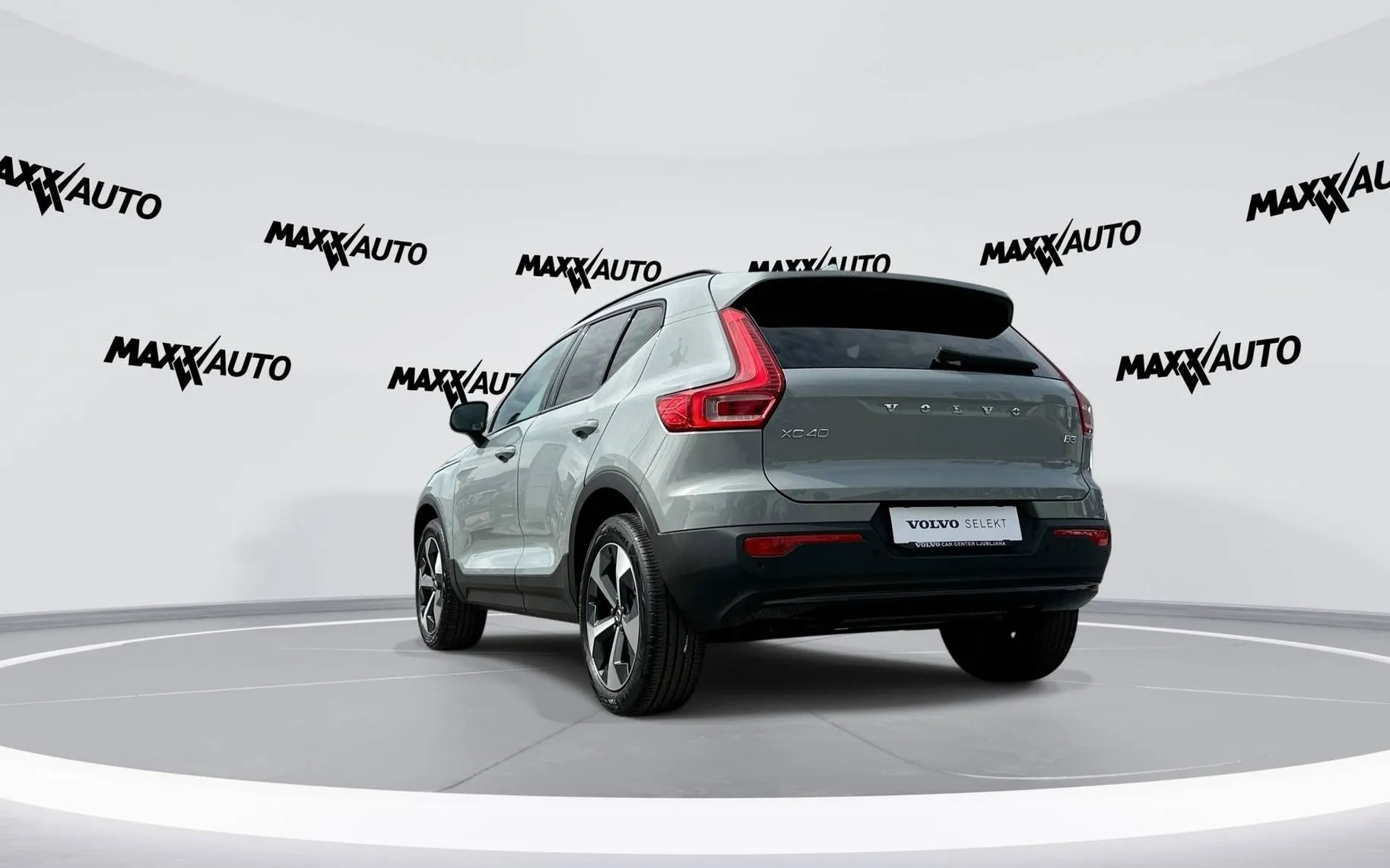 Notranja slika - Volvo XC40 - B3P Plus Dark Avt - 7