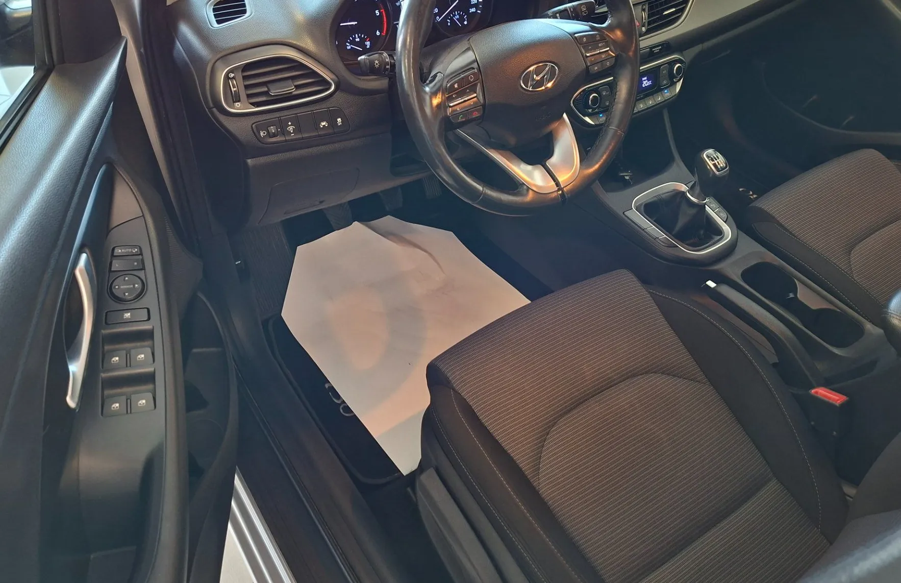 Zunanja slika - Hyundai i30 - 1.6 CRDi 110 Style-1.LASTNIK-SLO-LED-KAMERA-PDC- - 7