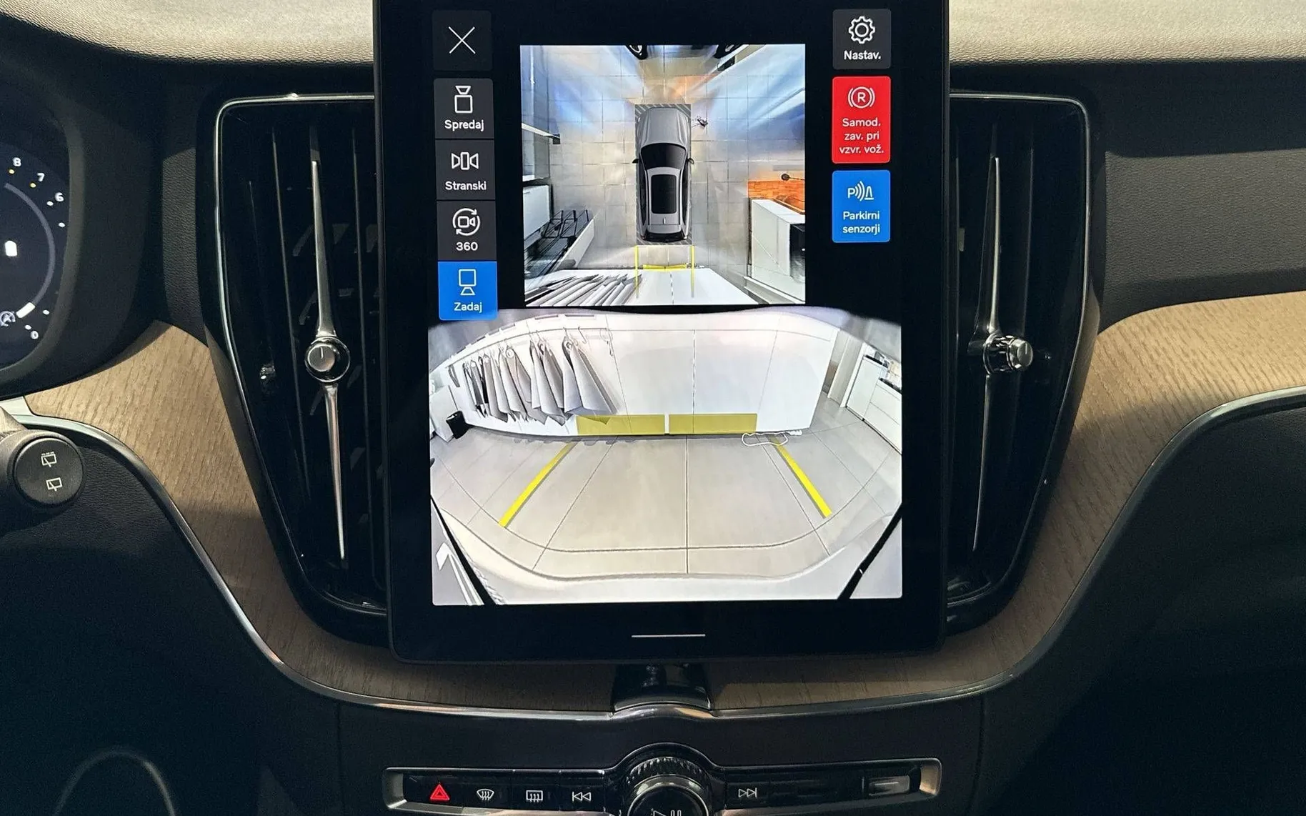 Notranja slika - Volvo XC60 - B5  P  AWD Plus Dark - 24
