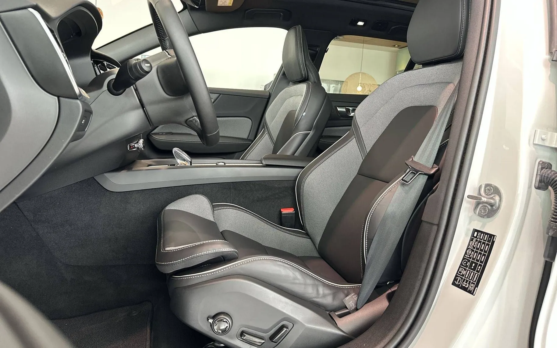 Notranja slika - Volvo V60 - B4 D Plus Dark Mild hybrid - 9