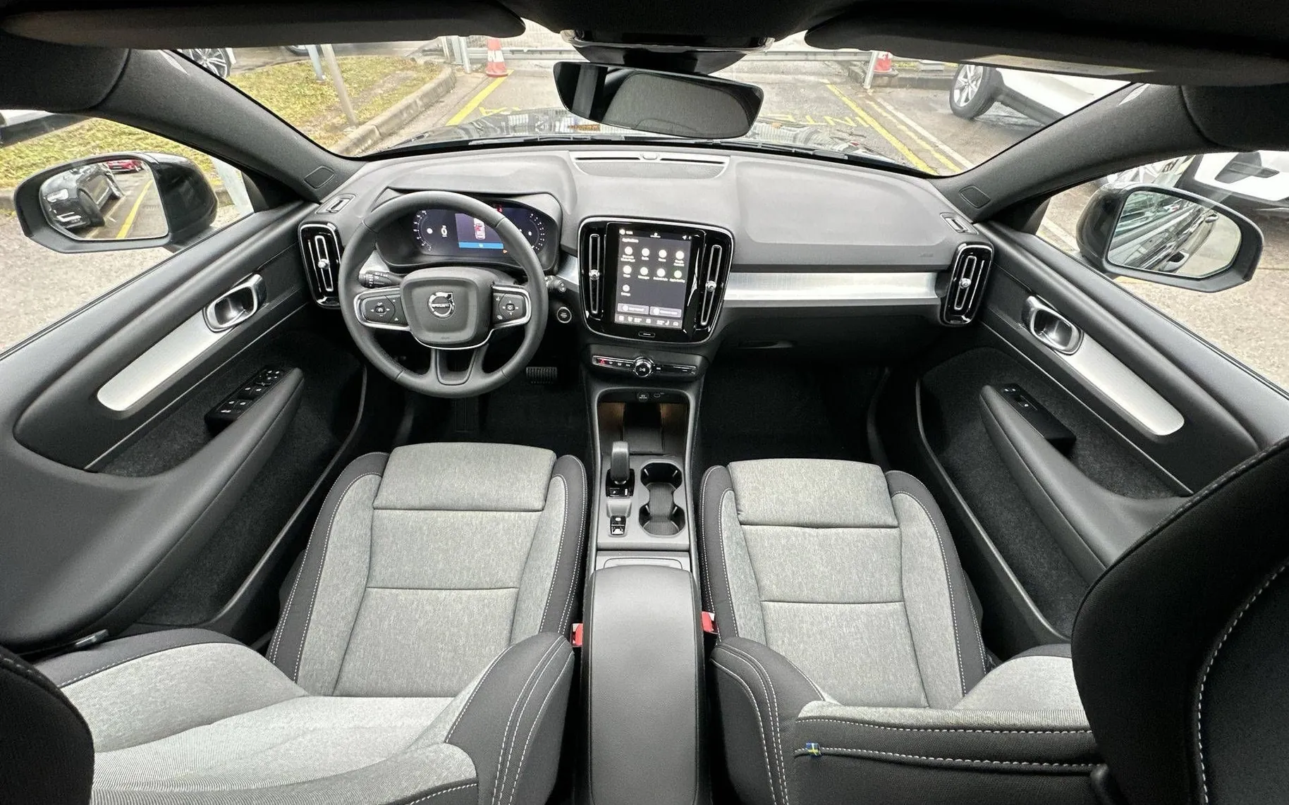 Notranja slika - Volvo XC40 - B3 P Core AT DCT 3 leta garancije + 3 servisi... - 18