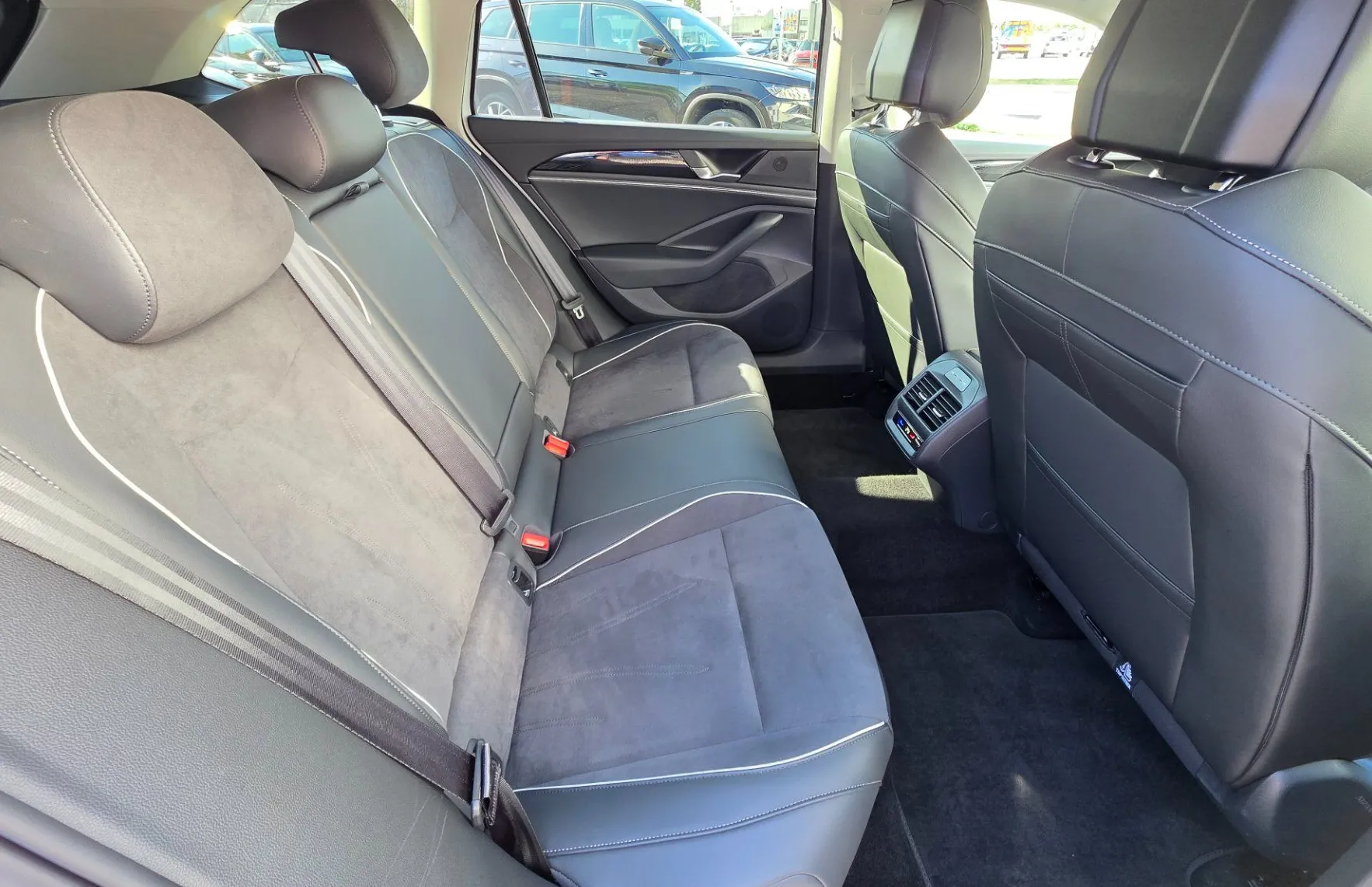 Zunanja slika - Volkswagen Passat - Variant 1.5 eTSI BMT Business DSG -PERLA BELA- beri opombe - 11