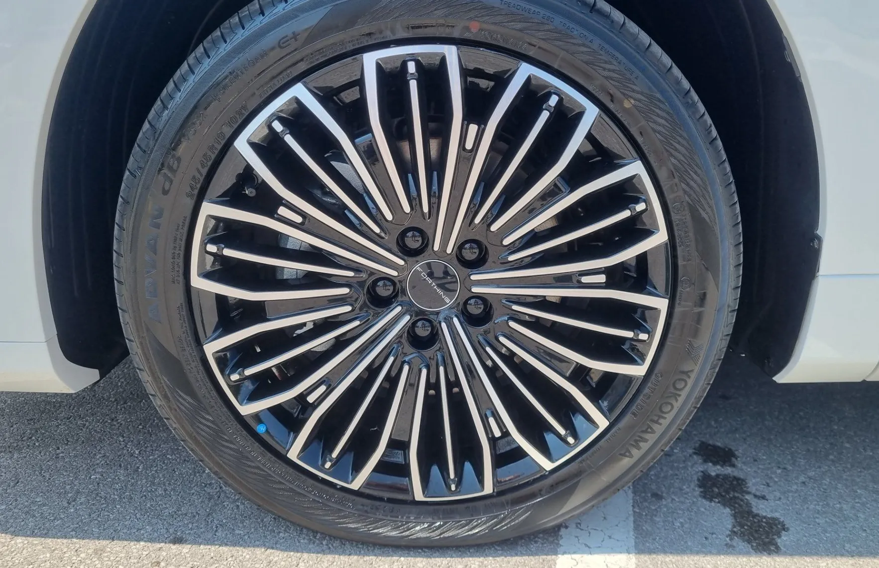 Zunanja slika - Forthing V9 - 1.5T PHEV - 7 SEDEŽEV - BOGATA OPREMA - NA ZALOGI - 17
