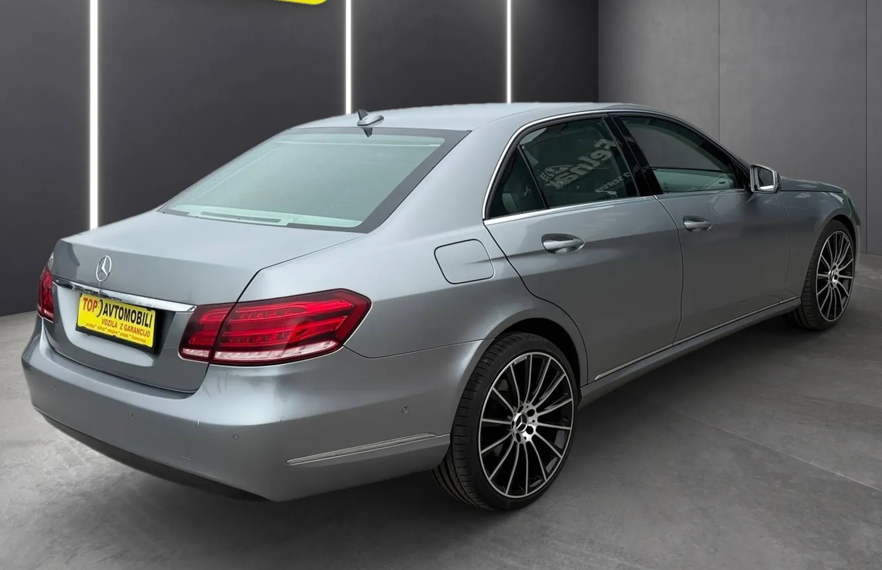 Zunanja slika - Mercedes-Benz E-Razred - E 220 CDI SLOVENSKI NAVIGACIJA TEMPOMAT PDC HI-FI - 4