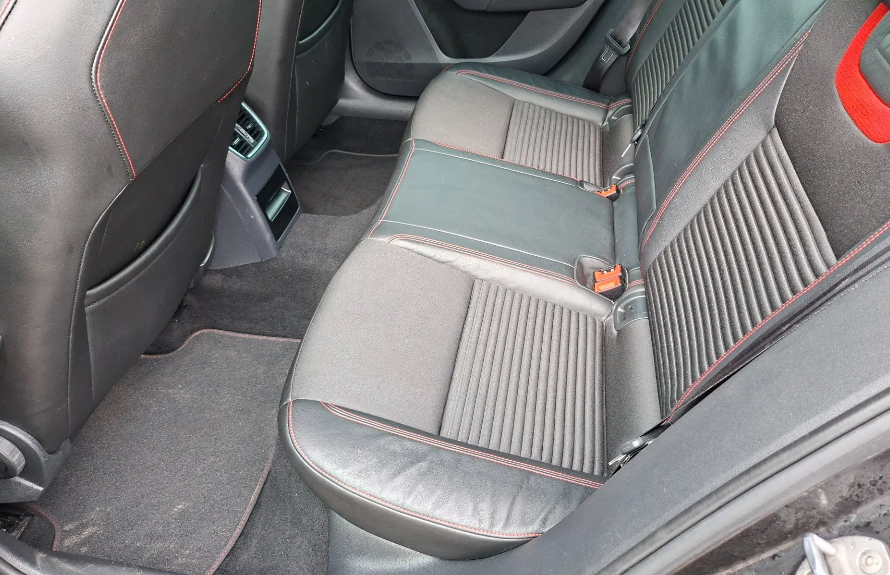 Zunanja slika - Škoda Octavia - Combi 4x4 2.0 TDI RS DSG - 9
