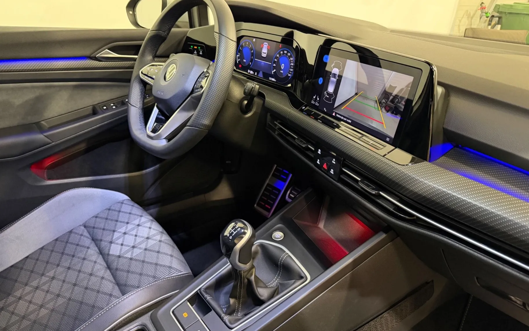 Notranja slika - Volkswagen Golf - 1.5 TSI-R-LINE-ACC-VIRTUAL-LED-KAMERA-NAVI-PDC - 11