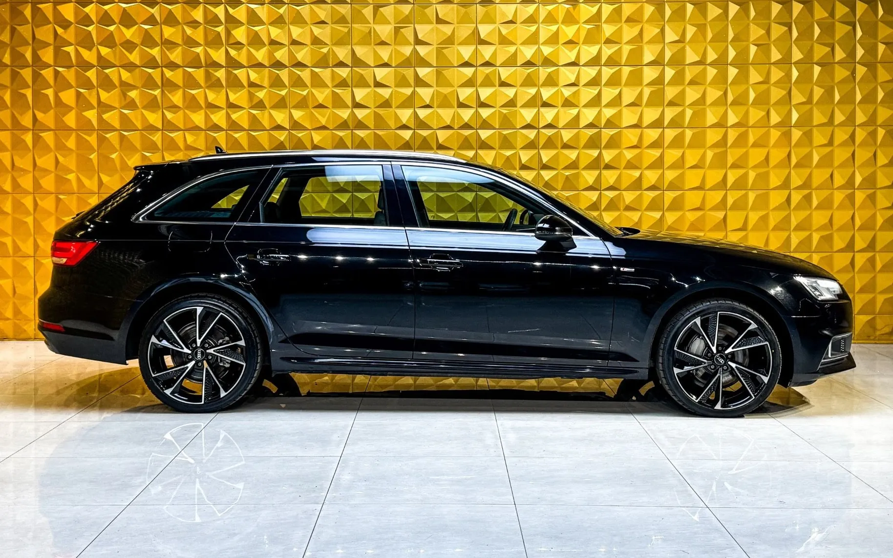 Notranja slika - Audi A4 Avant - 2.0 TDI AUT. S Line-HLAJENJE-RADAR TEMP.-NAVI - 12