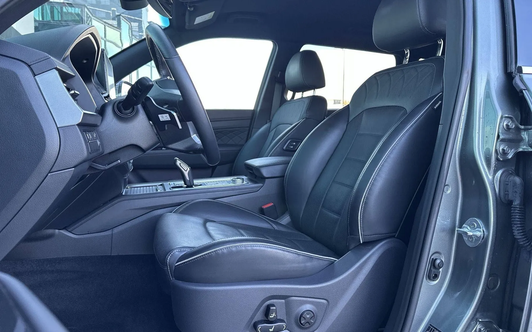 Notranja slika - KG Mobility Rexton - 2.2 XDI LIMITED PLUS  18 . 4x4 A T - 10