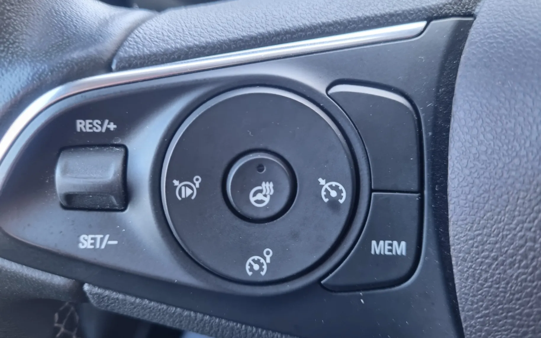 Notranja slika - Opel Combo - XL 1.5 HDI 96KW - VLEČNA KLJUKA - ODLIČEN - 17