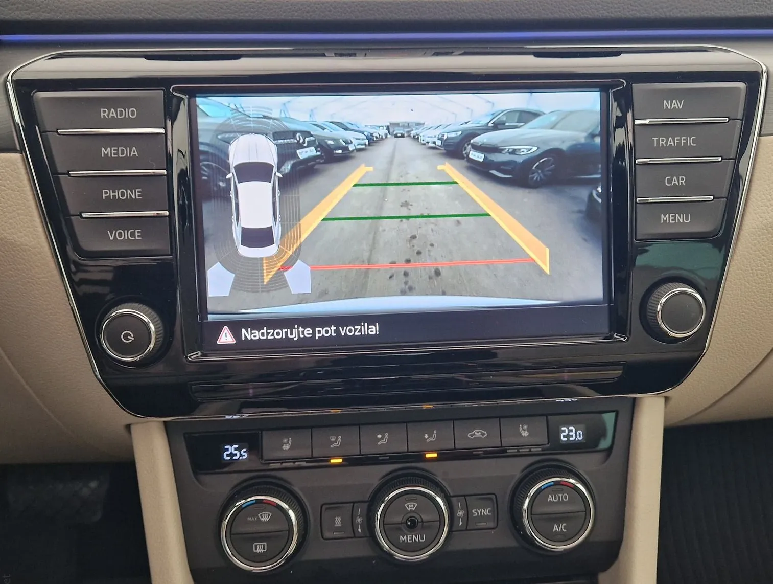 Zunanja slika - Škoda Superb - 4x4-2.0 TDI-DSG-PANORAMA-360KAM.-USNJE-ACC-F1-18.. - 6