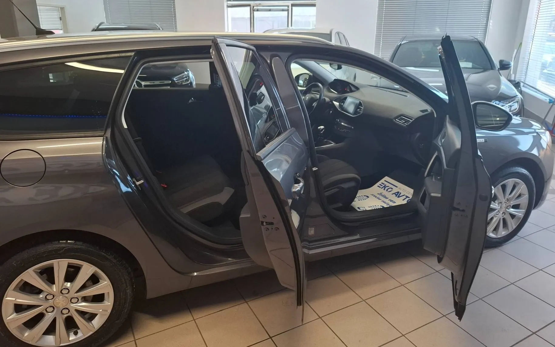 Notranja slika - Peugeot 308 - SW 1.2 Active-KREDIT BREZ POLOGA-KOT NOV-SLO... - 7