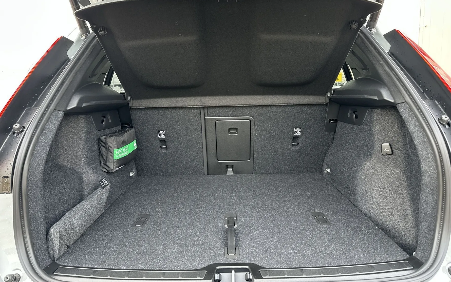 Notranja slika - Volvo XC40 - B3 P Core AT DCT 3 leta garancija+3 servisi... - 12