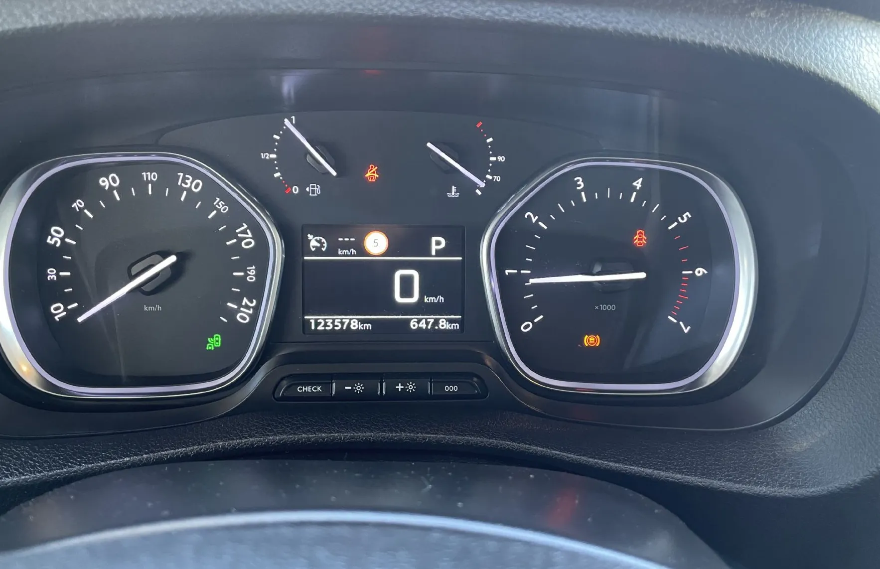 Zunanja slika - Peugeot Traveller - 1.LASTNIK-RADAR TEMPOMAT-ALU-MULTIFUNKCIJA-PDC - 7