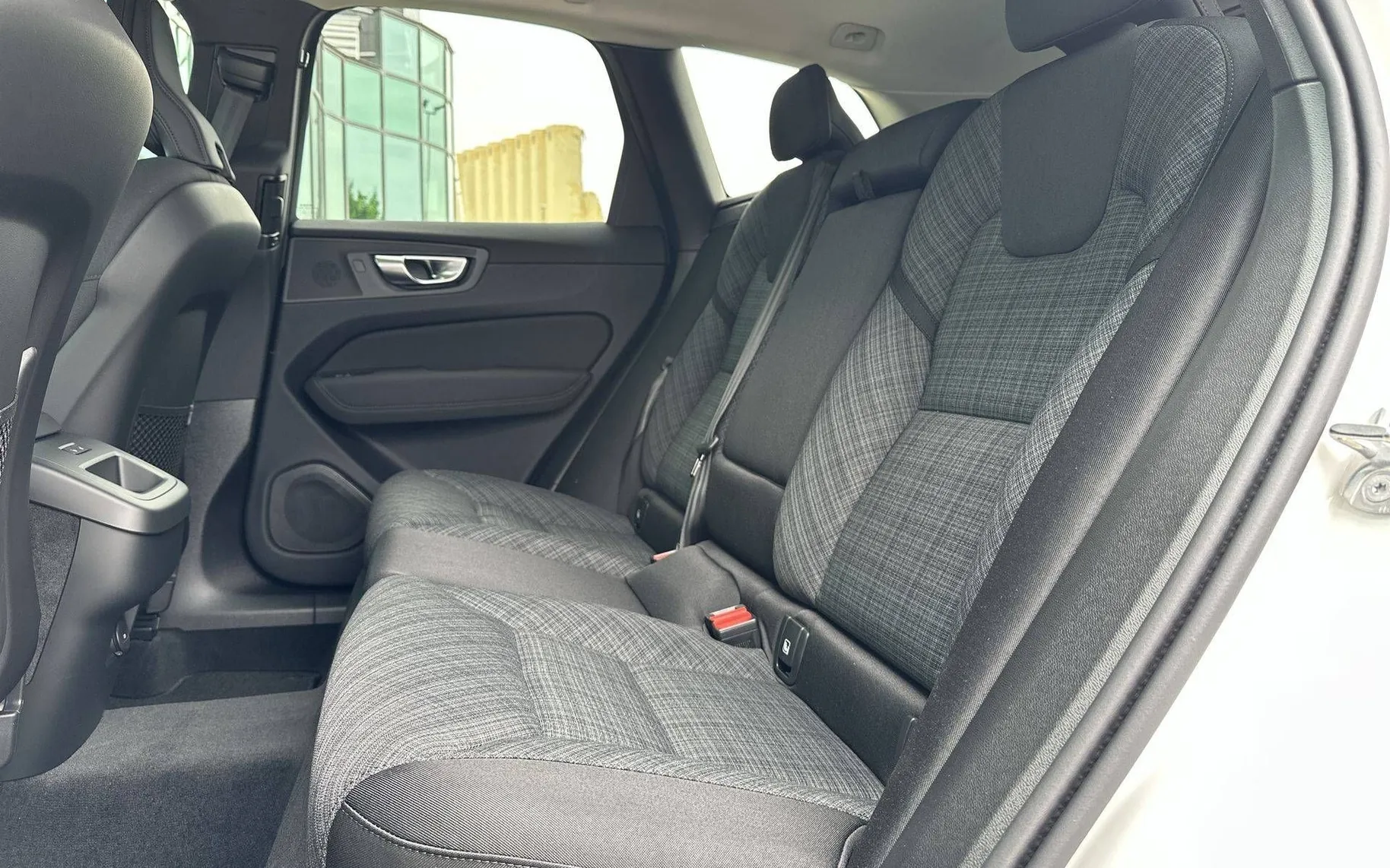 Notranja slika - Volvo XC60 - B5  P  Core AT AWD 3 leta garancije + 3 servisi... - 11