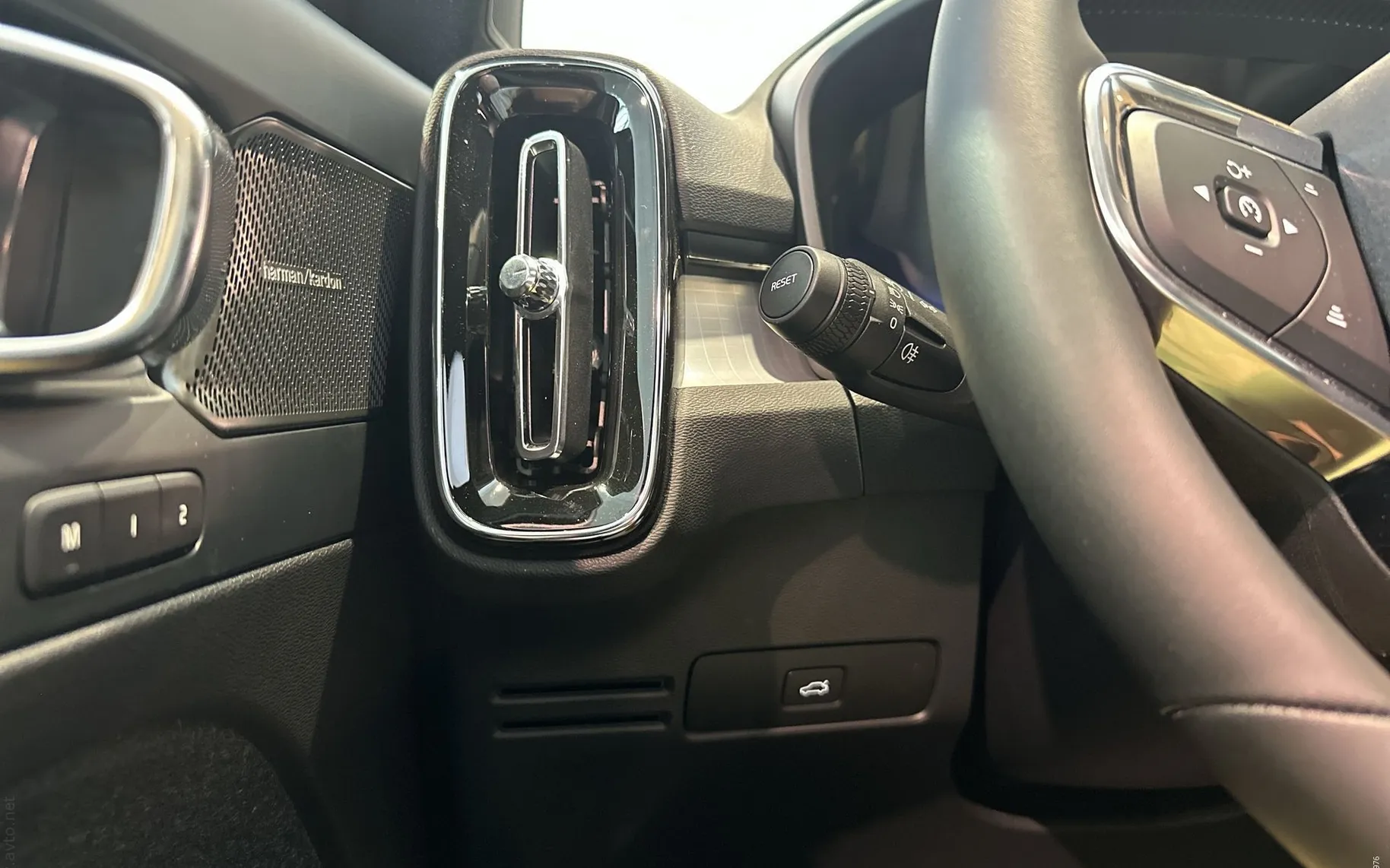 Notranja slika - Volvo XC40 - B4 P Ultra Black Edition 3 leta garancije + 3 se.. - 15