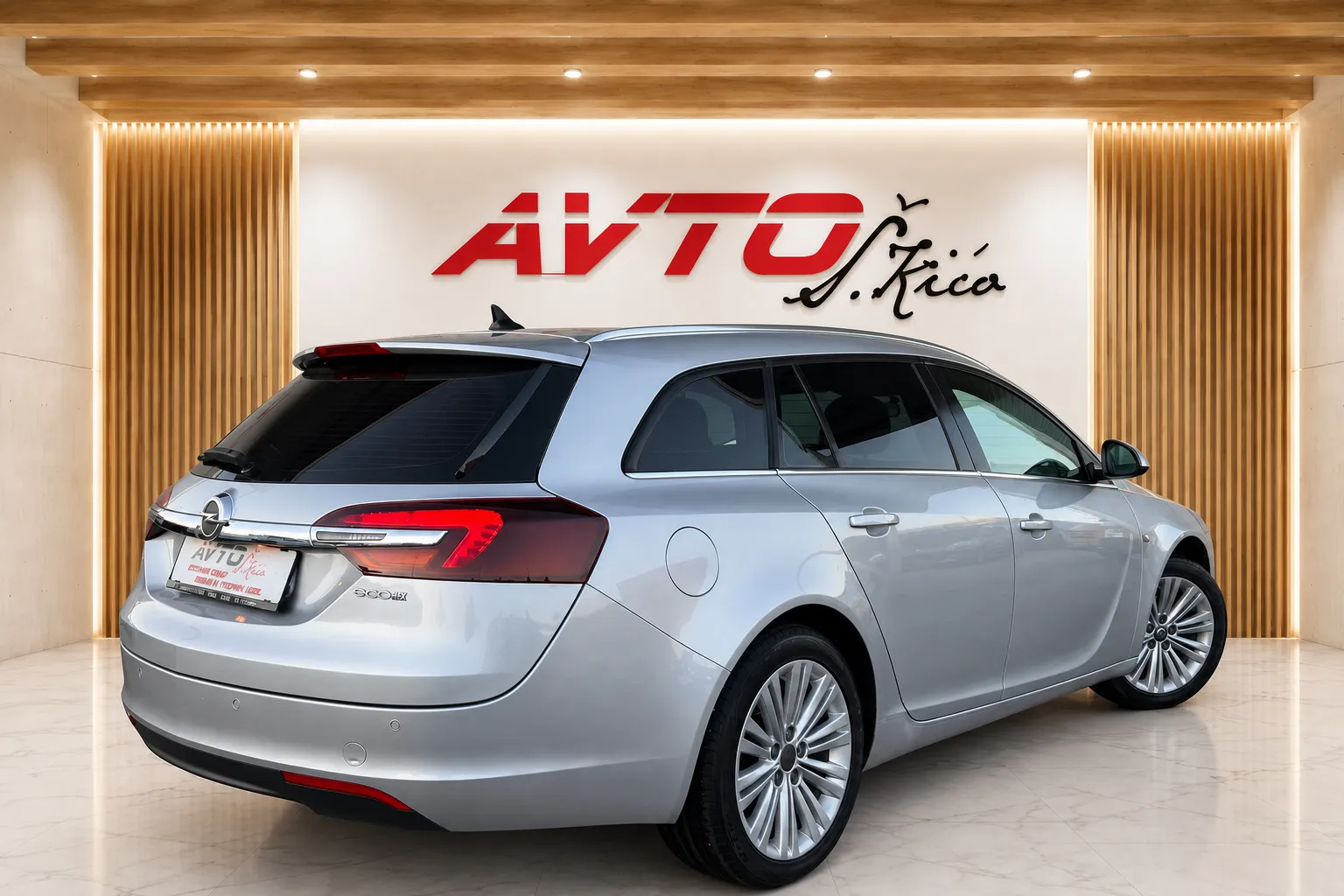 Notranja slika - Opel Insignia - 2.0 CDTI-XENON-SPORT-NAVI-PD0-GRETJE SED-ODLIČEN - 7