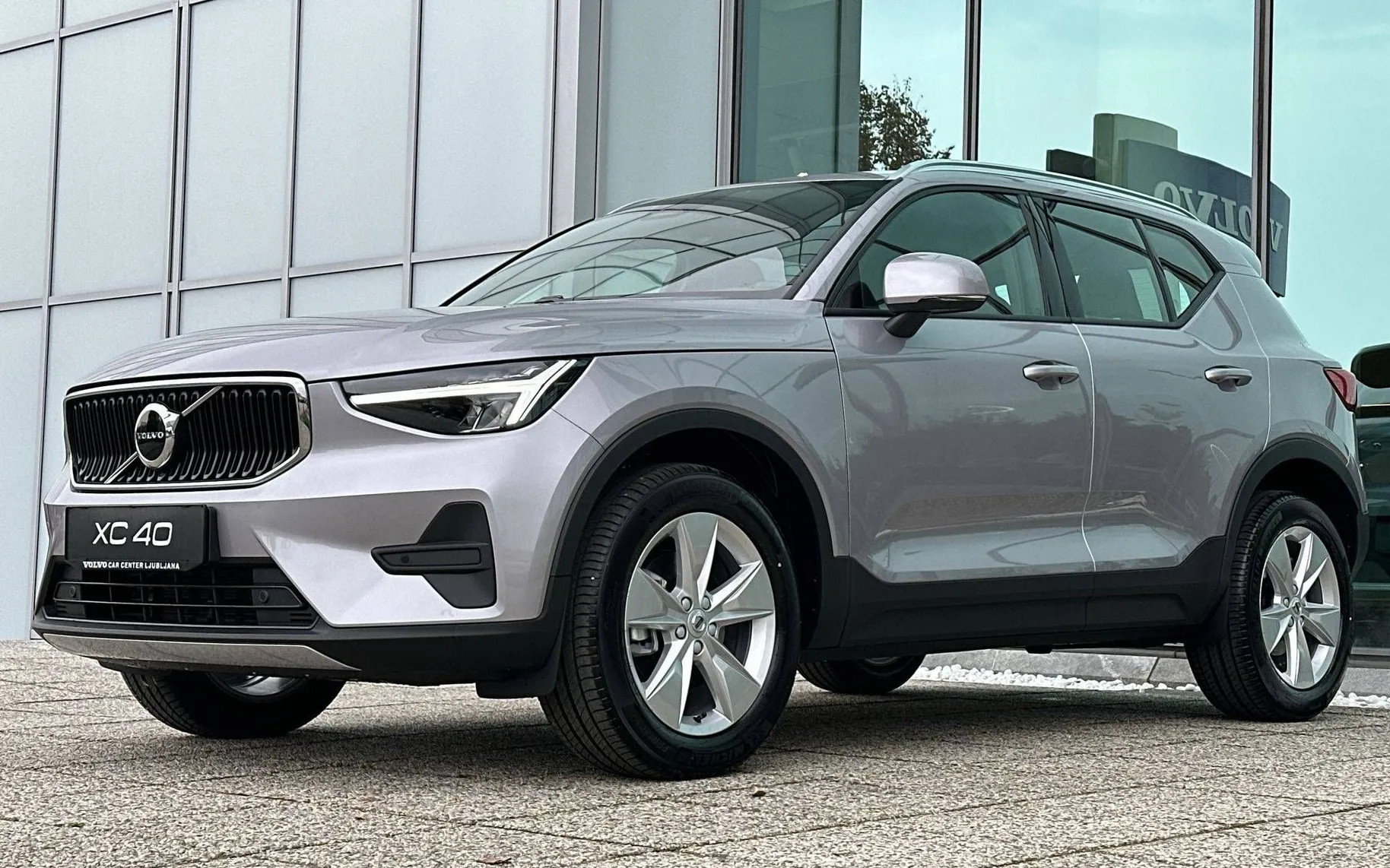 Zunanja slika - Volvo XC40 - B3 P Core AT DCT 3 leta garancije + 3 servisi... - 1