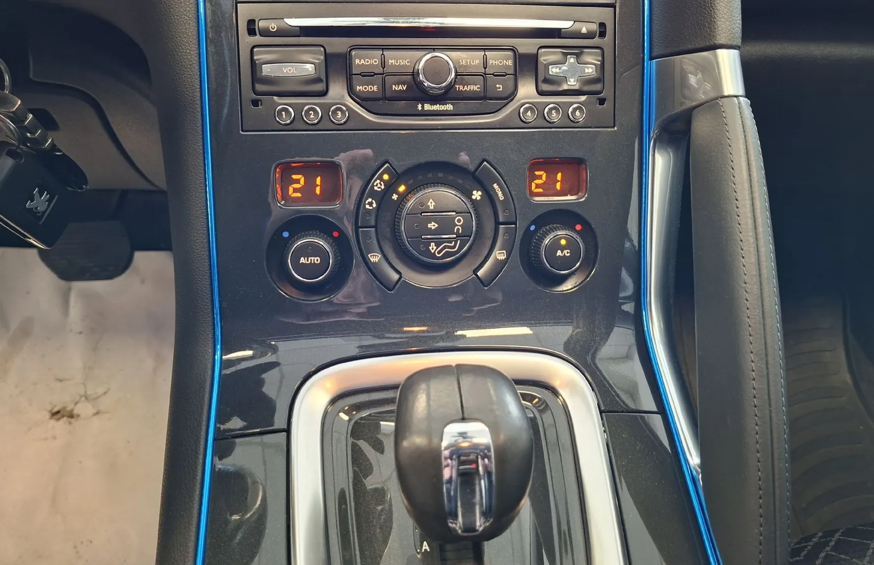 Zunanja slika - Peugeot 3008 - HYBRID 4X4-LED-NAVI-PDC-KLJUKA-HITRI KREDIT- - 10