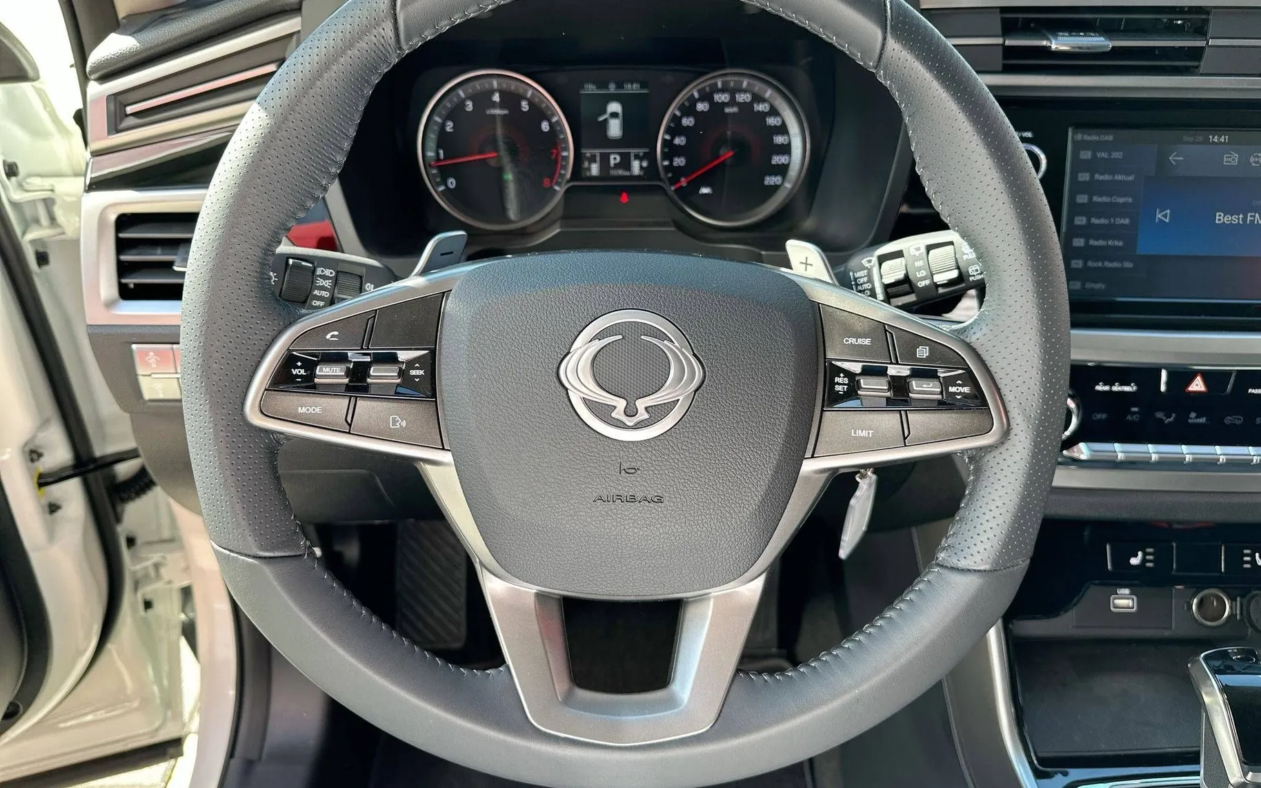 Notranja slika - SsangYong Korando - 1.5 T-GDi Exclusive 4WD AT - 14