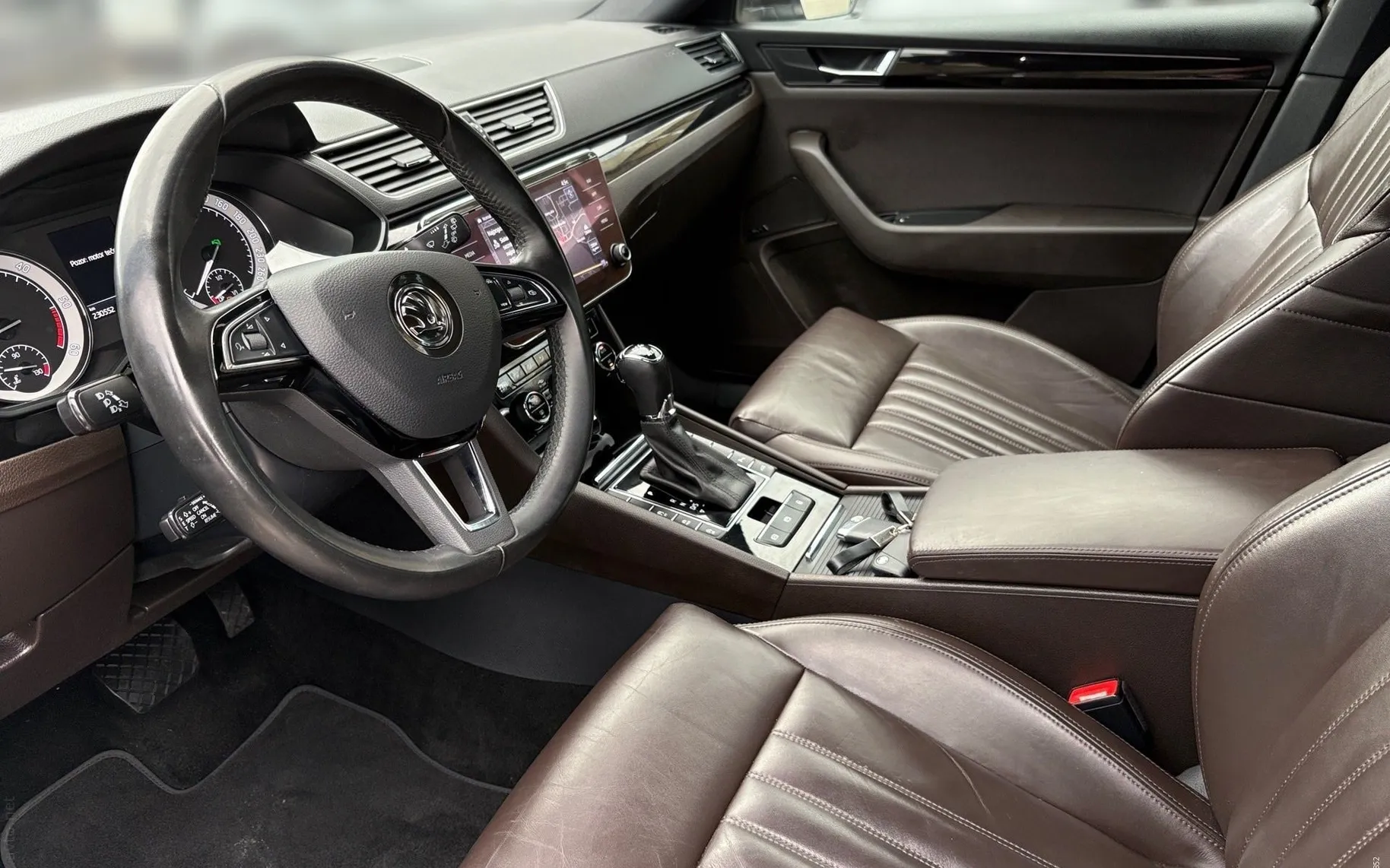 Notranja slika - Škoda Superb - 2.0 TDI L K Combi DSG 4X4 ... - 8