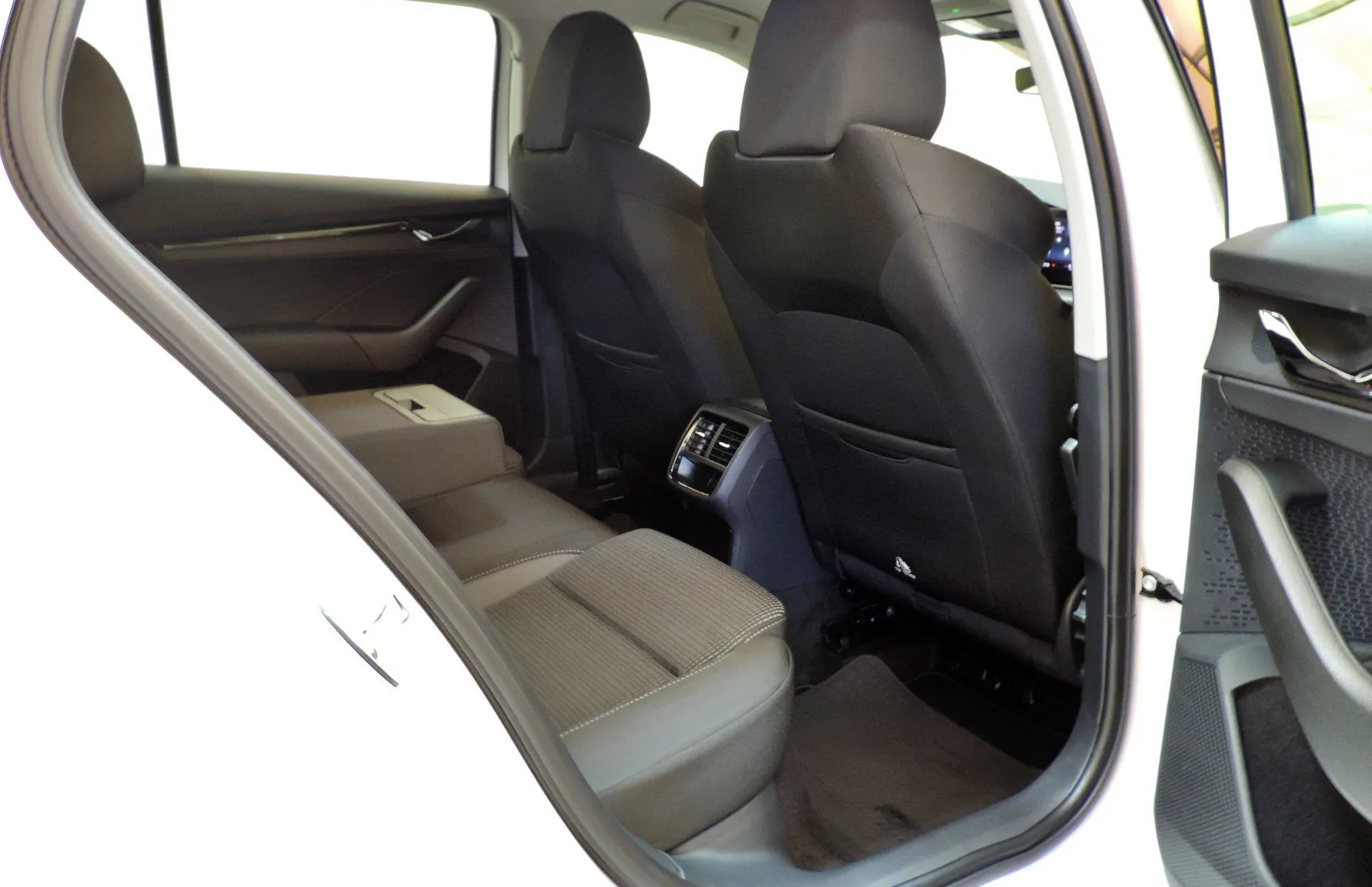 Zunanja slika - Škoda Octavia - Combi 2.0 TDI Ambition AVT. KLIMA-KAMERA-KOT NOVA - 12
