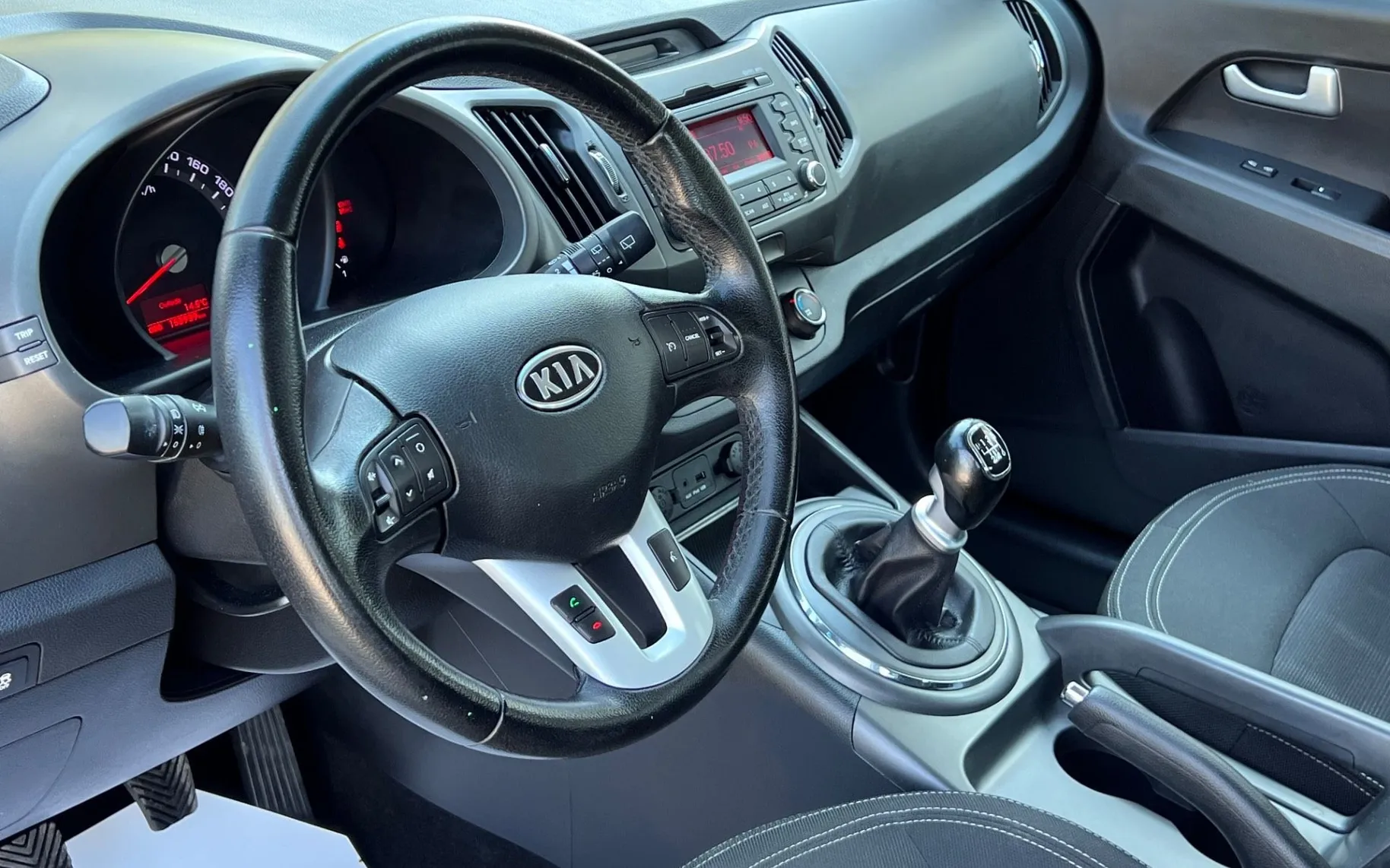 Notranja slika - KIA Sportage - 1.7 CRDi+SLO... - 11