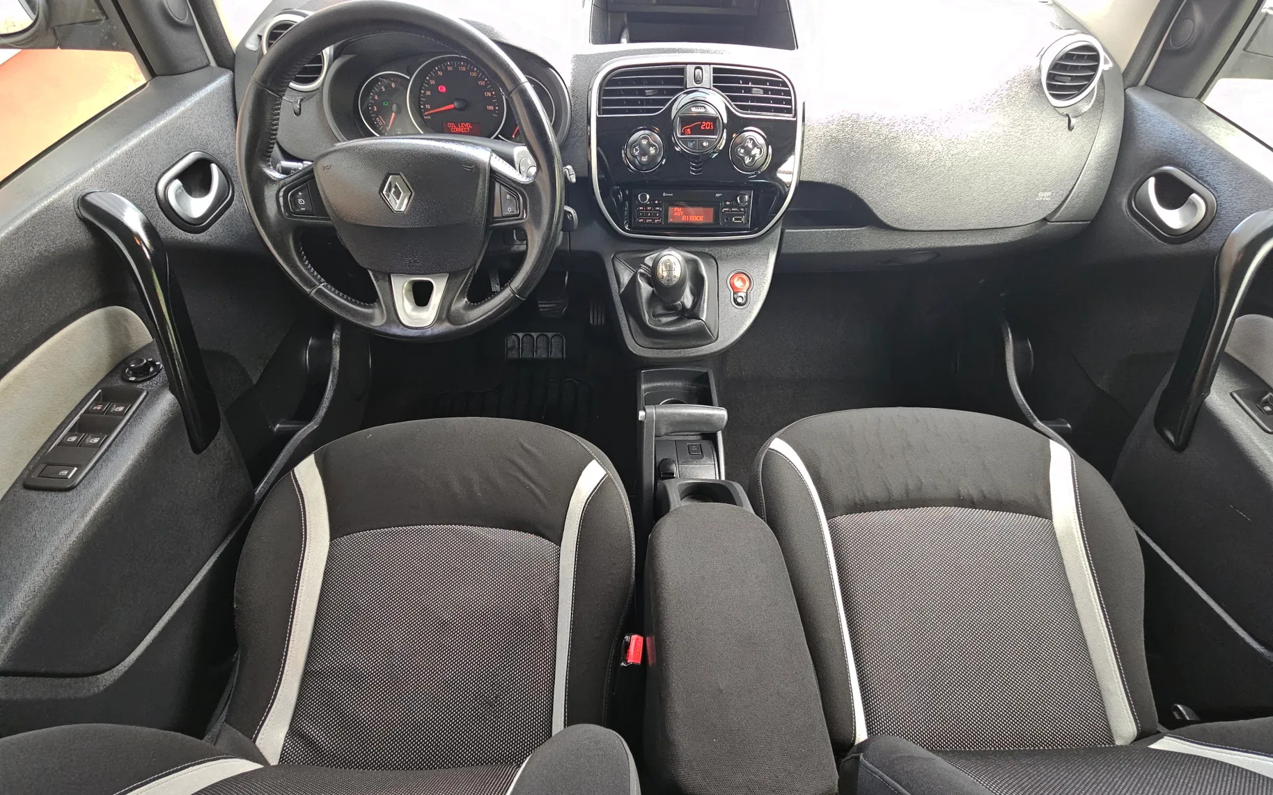Notranja slika - Renault Kangoo - 1,5 dCi 90 Luxe - 9