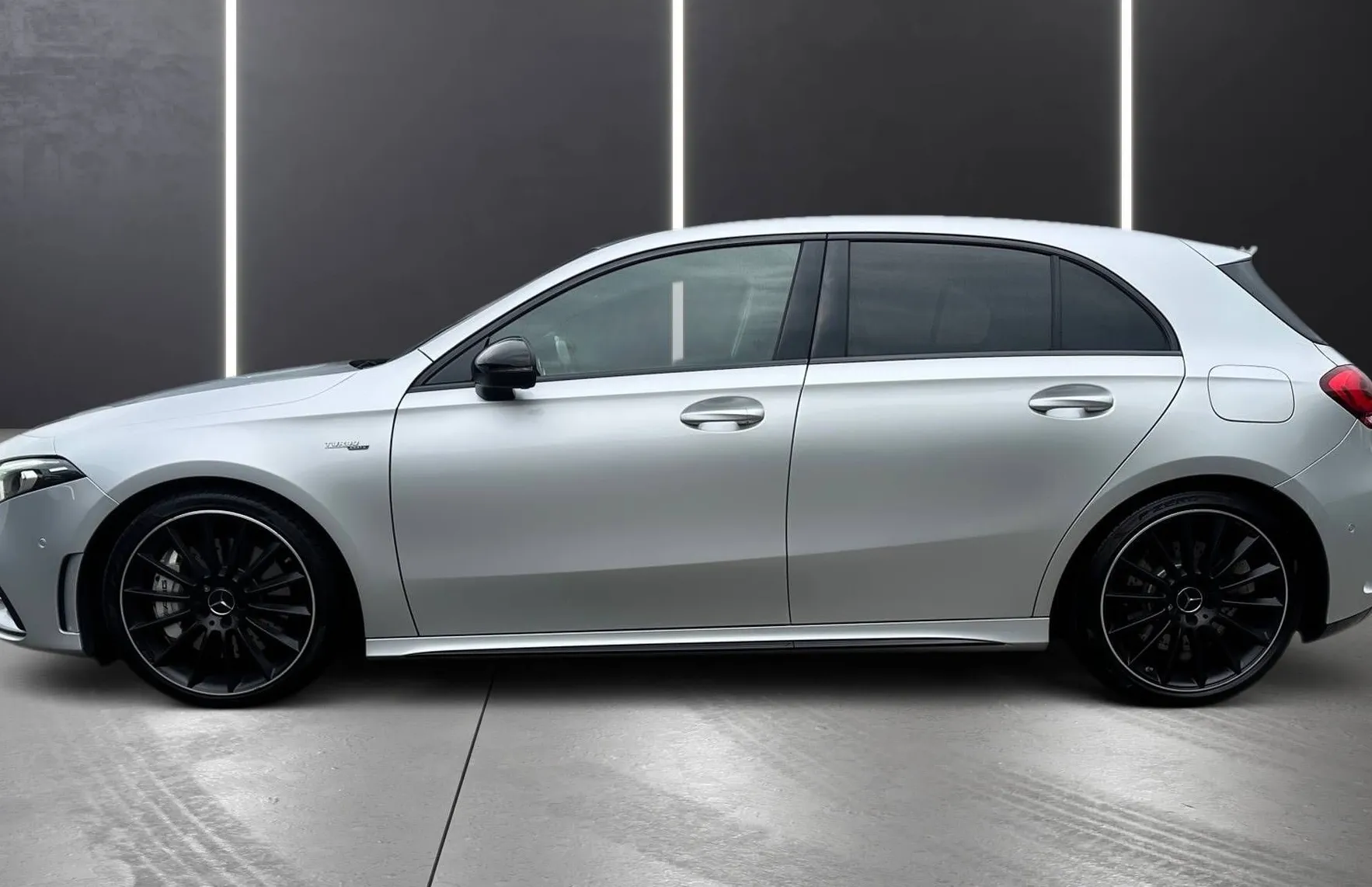 Zunanja slika - Mercedes-Benz A-Razred - 35 AMG 4MATIC + DTC LED KAM NAVI PDC TEMP GR.SEDEŽ - 4