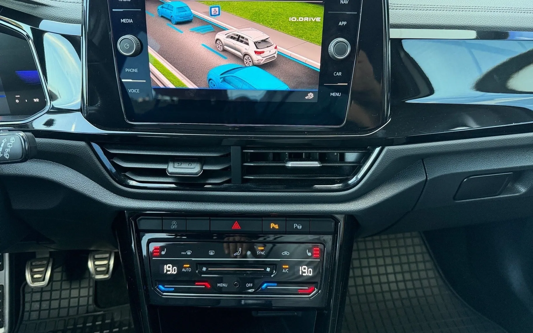 Notranja slika - Volkswagen T-Roc - 1.5 TSI BMT R-Line-SLO-IQ Light-Mrtvi kot-Vzv.kam - 9
