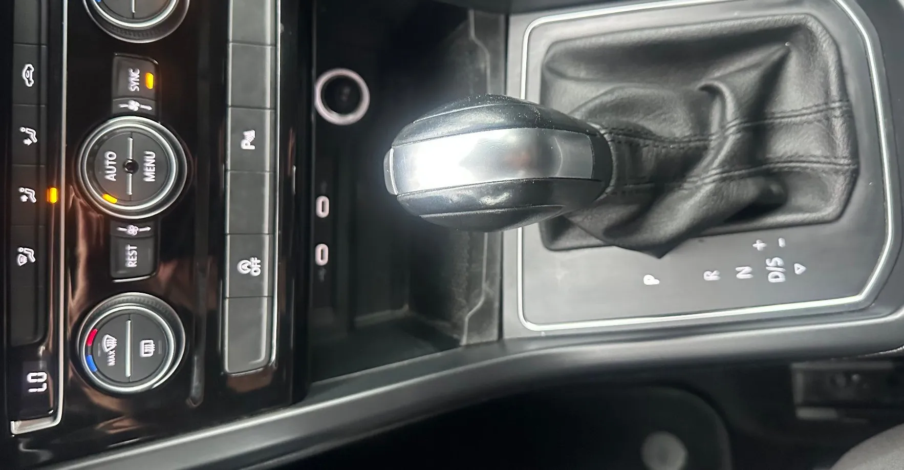 Zunanja slika - Volkswagen Touran - 2.0 TDI DSG.NAVI.KAMERA.NAREJEN VEL.SERVIS+MENJALN - 15