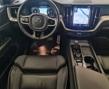 Notranja slika - Volvo XC60 - B4D R-Design Avt.-Head-up zaslon  HUD -360-Radar - 11 - Predogledna slika