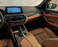 Notranja slika - BMW serija 5: - 530d xDrive |M-Sport|Pano|4WS|Kamera|HUD|Memory| - 12 - Predogledna slika