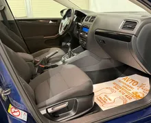 Notranja slika - Volkswagen Jetta - 1.6 TDI-TEMPOMAT-LIMO-PDC-SERVISNA-KNJ-ODLIČNA - 11 - Predogledna slika