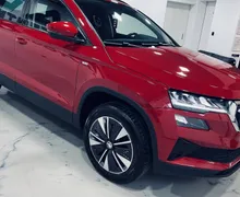 Zunanja slika - Škoda Karoq - TOUR-1.0 TSI 81kW-LED-ALU-KLJUKA-GRETJE VOLANA... - 2 - Predogledna slika