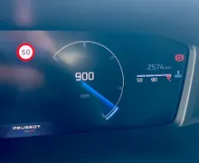 Notranja slika - Peugeot 2008 - ALLURE 1.2 PURETECH 100 - 11 - Predogledna slika