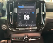 Notranja slika - Volvo XC40 - B4 P Ultra Black Edition 3 leta garancije + 3 se.. - 8 - Predogledna slika