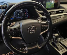 Notranja slika - Lexus ES - 300h Executive Avt.Redno servisiran - 14 - Predogledna slika