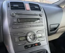 Notranja slika - Toyota Auris - 2.0 D4-D NA KREDIT BREZ POLOGA - 8 - Predogledna slika