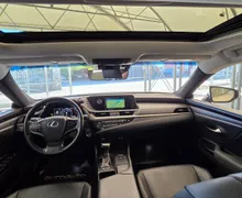 Notranja slika - Lexus ES - 300h Executive Avt.Redno servisiran - 20 - Predogledna slika
