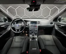 Notranja slika - Volvo V60 - 2.0D KAMERA-NAVI-BIXENON-GRETJE SEDEZEV-PDC... - 9 - Predogledna slika