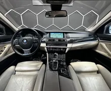 Notranja slika - BMW serija 5: - 525d VIRTUAL+HUD+V.NAVI+MEMORY+MRTVI KOT+ACC+L.AS - 9 - Predogledna slika