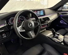 Notranja slika - BMW serija 5 Touring: - 530d|xD|M|ACC|Laser|360K|HUD|BW|NightV|Zračno|TV| - 8 - Predogledna slika