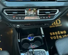 Zunanja slika - BMW Serija 1 - : 118i M SportM SPORT-VIRTUAL-GRETJE SEDEŽEV-FUL LED - 11 - Predogledna slika