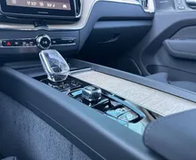 Notranja slika - Volvo XC60 - B5  P  AWD Plus Dark 3 leta garancije + 3 servisi - 19 - Predogledna slika