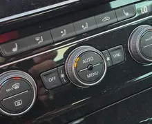 Zunanja slika - Volkswagen Golf - 1.0 TSI BMT ALU PLATIŠČA-ZASLON-1.LASTNIK-KOT NOV - 17 - Predogledna slika