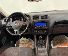 Notranja slika - Volkswagen Jetta - 1.6 TDI-TEMPOMAT-LIMO-PDC-SERVISNA-KNJ-ODLIČNA - 10 - Predogledna slika