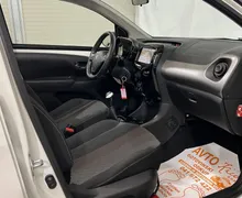 Notranja slika - Peugeot 108 - 1.2-CABRIO-TEMPOMAT-LED-KAMERA-ALU-ODLIČEN... - 11 - Predogledna slika