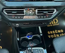 Zunanja slika - BMW Serija 1 - : 118i M SPORT-VIRTUAL-GRETJE SEDEŽEV-FUL LED - 11 - Predogledna slika