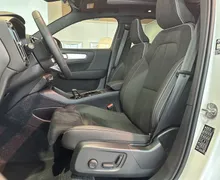 Notranja slika - Volvo XC40 - B4 P Ultra Black Edition 3 leta garancije + 3 se.. - 7 - Predogledna slika